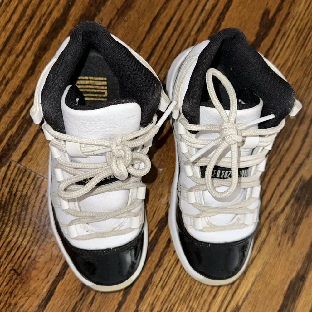 JORDAN 11 RETRO WHITE BLACK METALLIC GOLD SNEAKER 12C